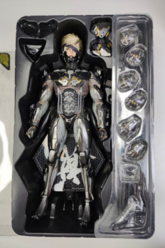 [Pre-Owned] 1/6 Scale Hot Toys VGM17 Metal Gear Rising: Revengeance – Raiden Regular Edition