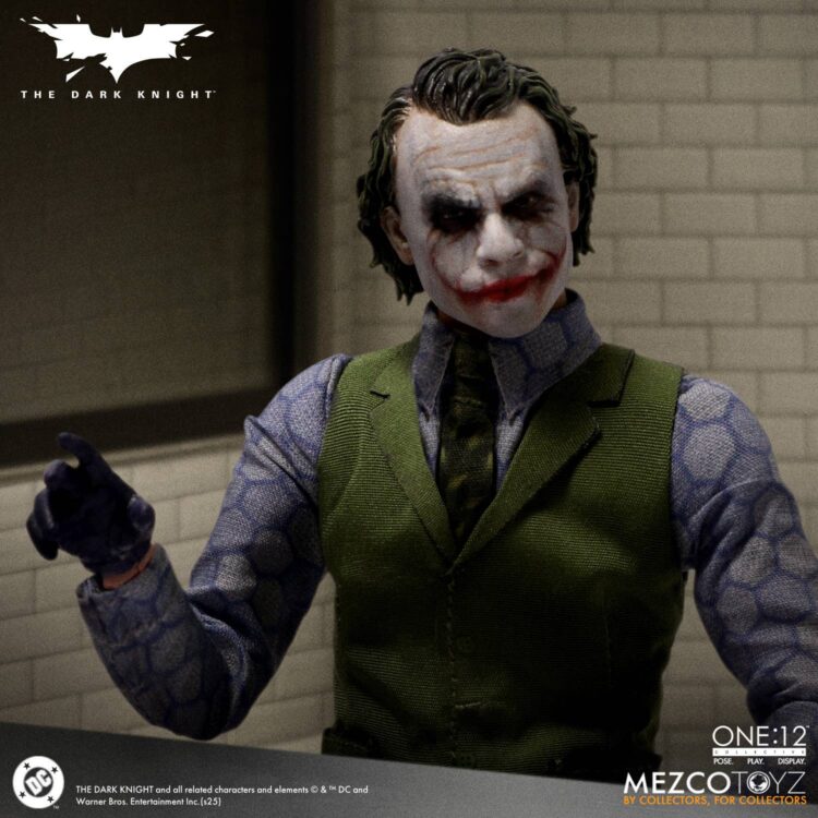 1/12 Scale MEZCO TOYZ The Dark Knight - The Joker Action Figure - Image 9
