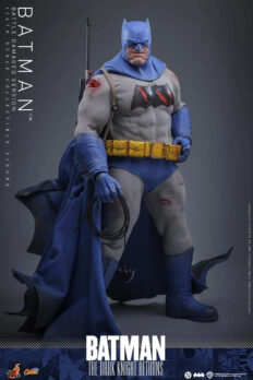 1/6 Scale Hot Toys CMS031 Batman: The Dark Knight Returns - Batman Figure (Battle Damaged Version)